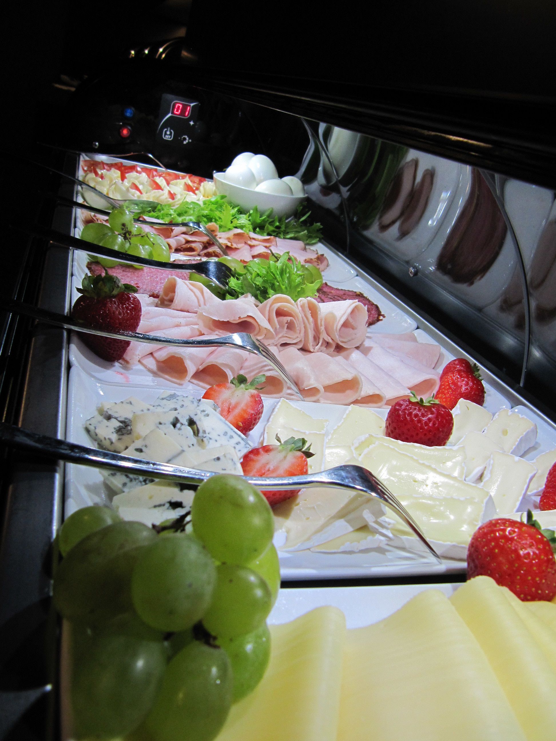 daily buffet breakfast (pln 69 per person)