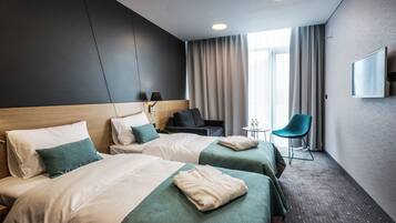 Comfort-huone | Minibaari, tallelokero huoneessa, pimennysverhot, äänieristys