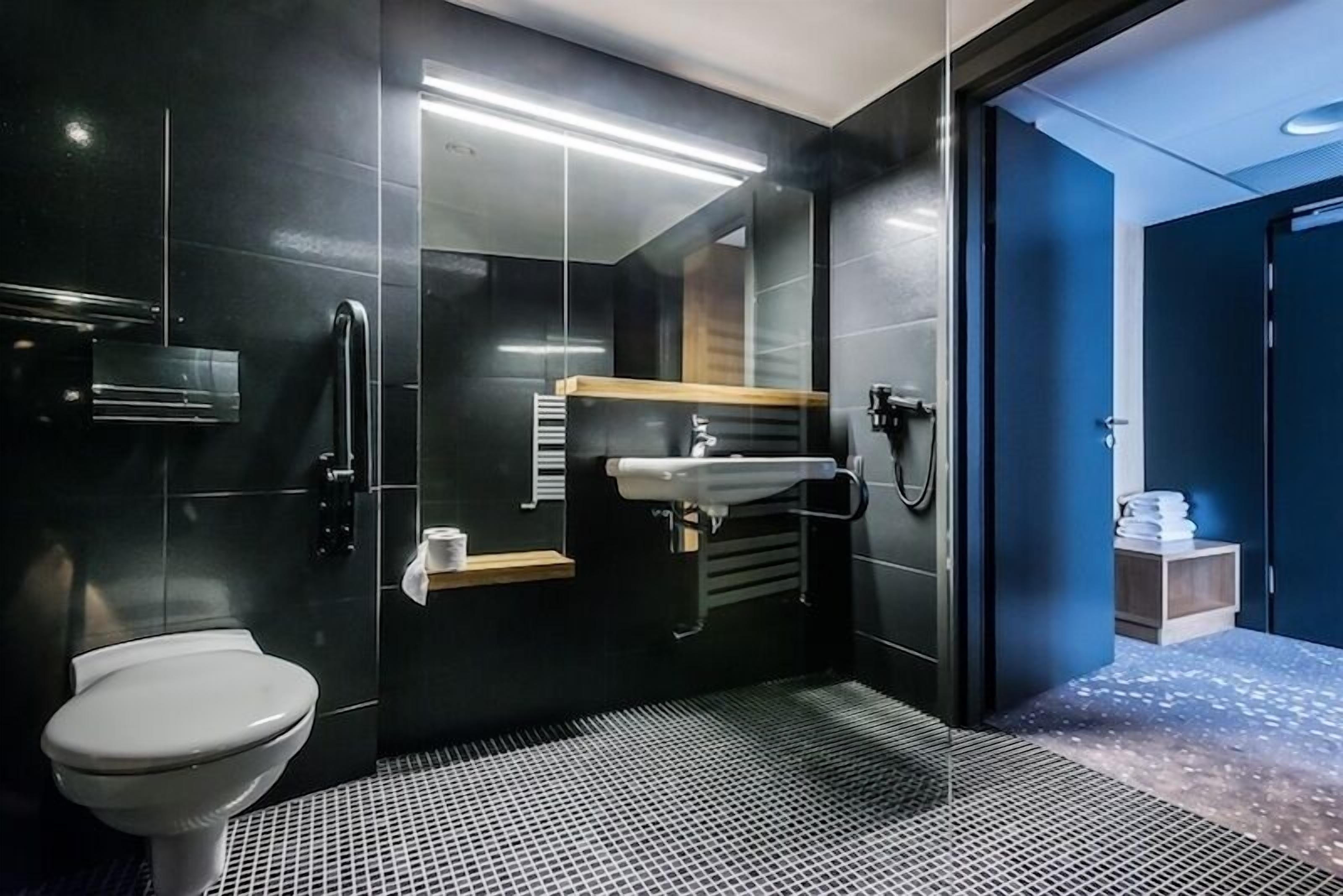 deluxe connected room | bathroom | free toiletries, hair dryer, bathrobes, towels