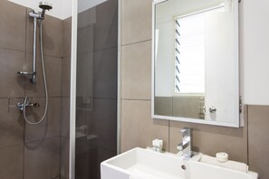 Articles de toilette gratuits, sèche-cheveux, serviettes fournies