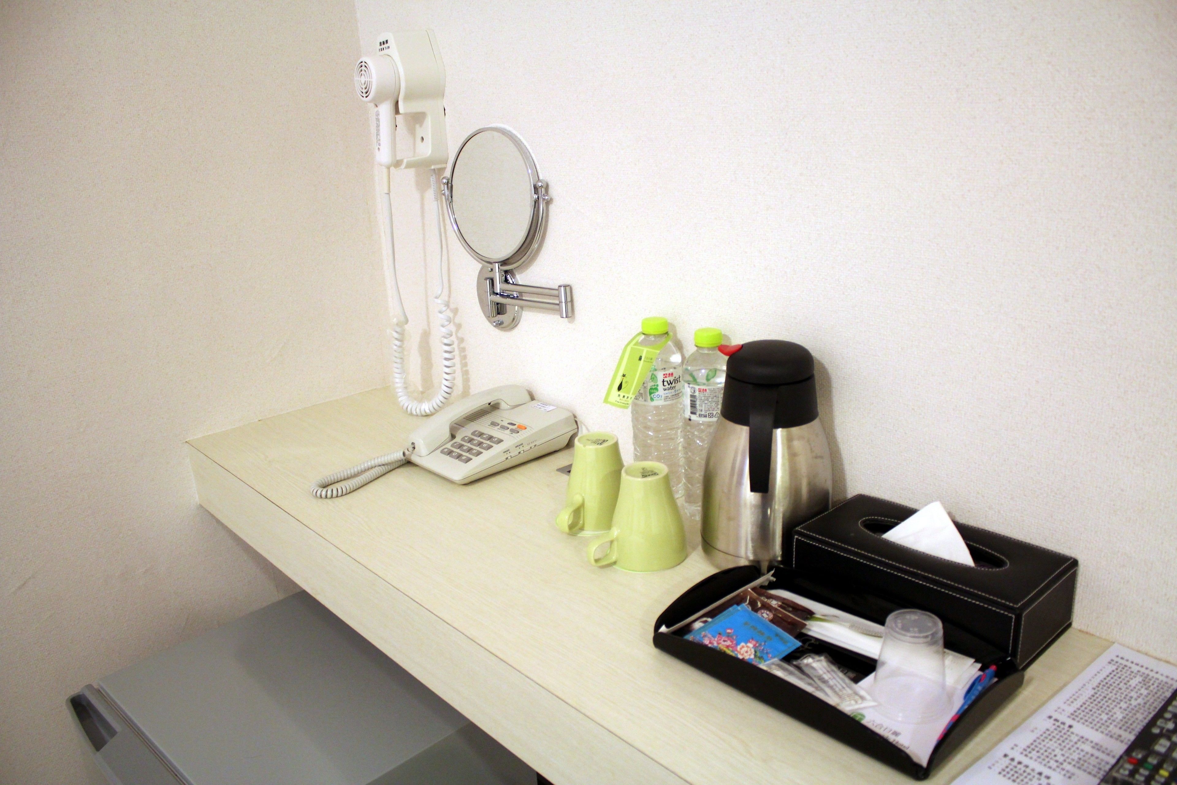 quadruple room, no windows (無早餐) | blackout curtains, free wifi, bed sheets