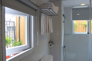 Suite, balcón | Baño | Ducha y cabezal de ducha tipo lluvia