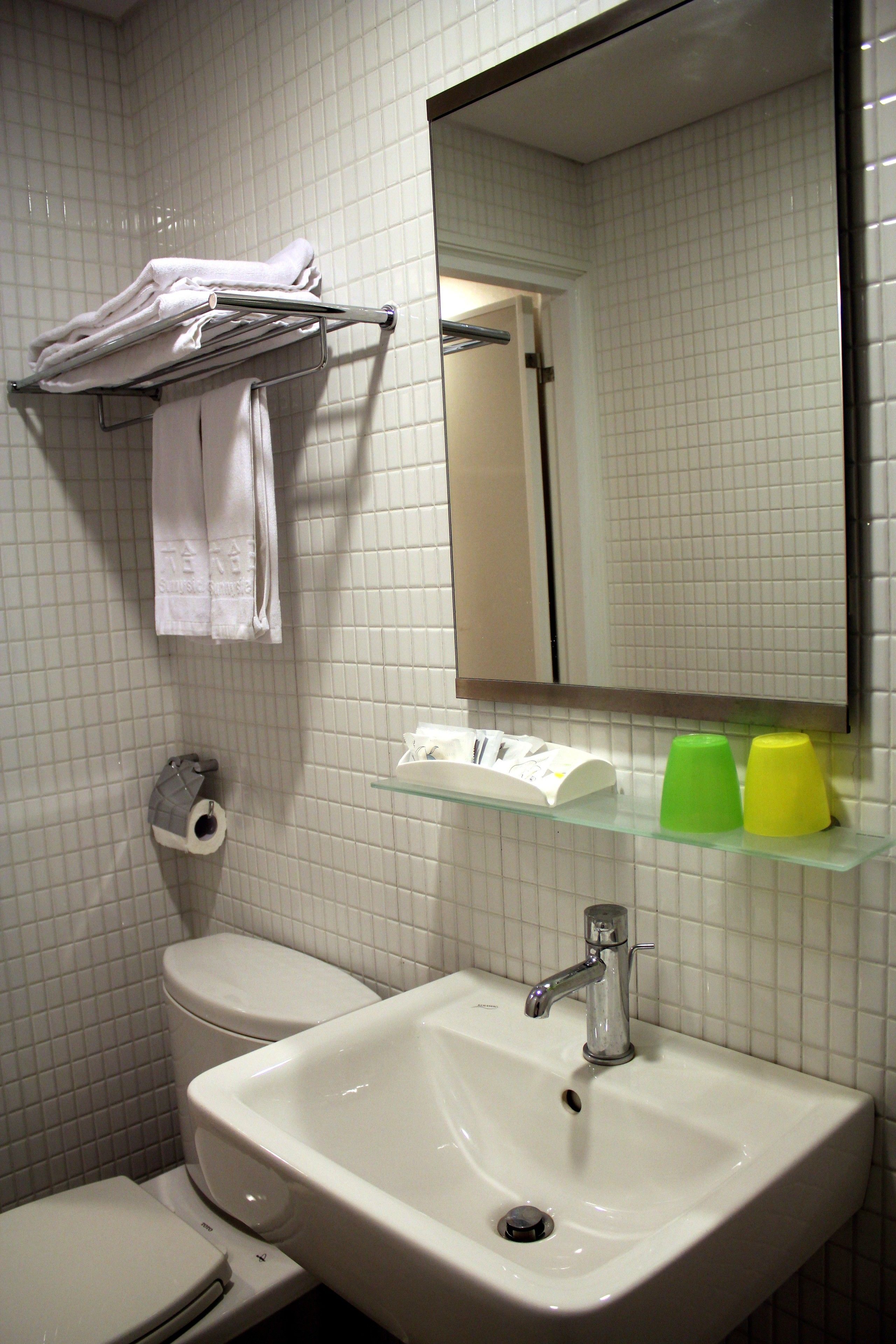 shower, rainfall showerhead, free toiletries