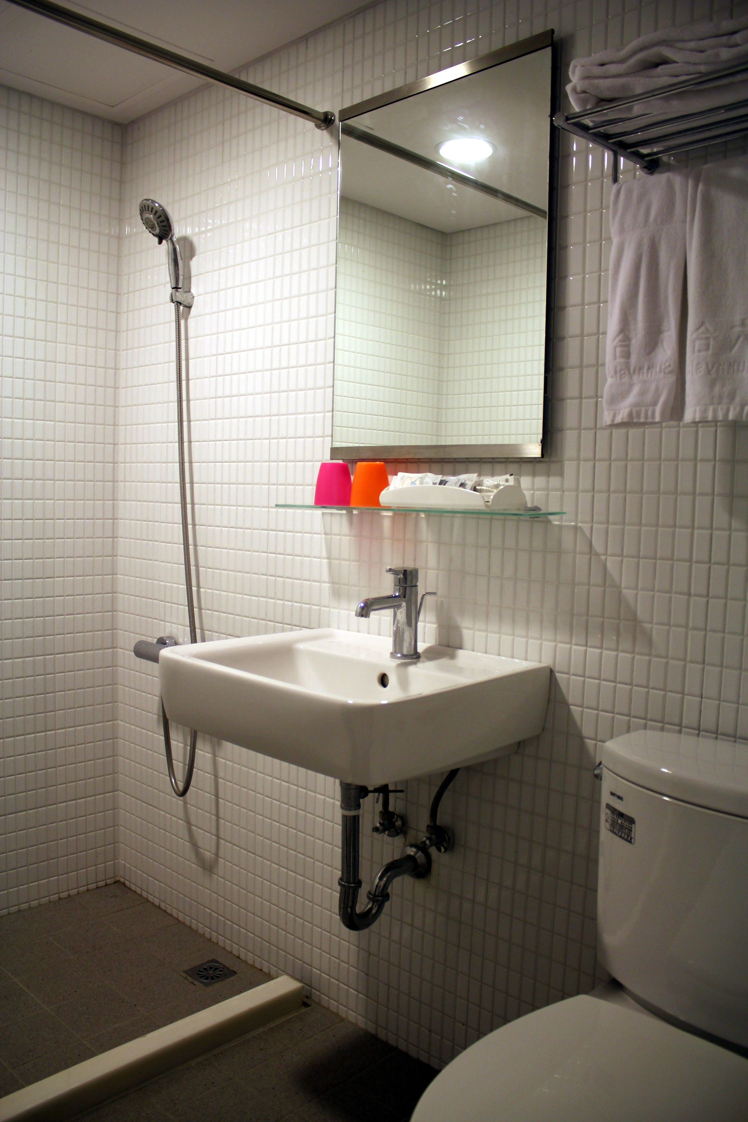 shower, rainfall showerhead, free toiletries