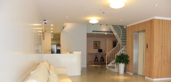 ฝ่ายต้อนรับ