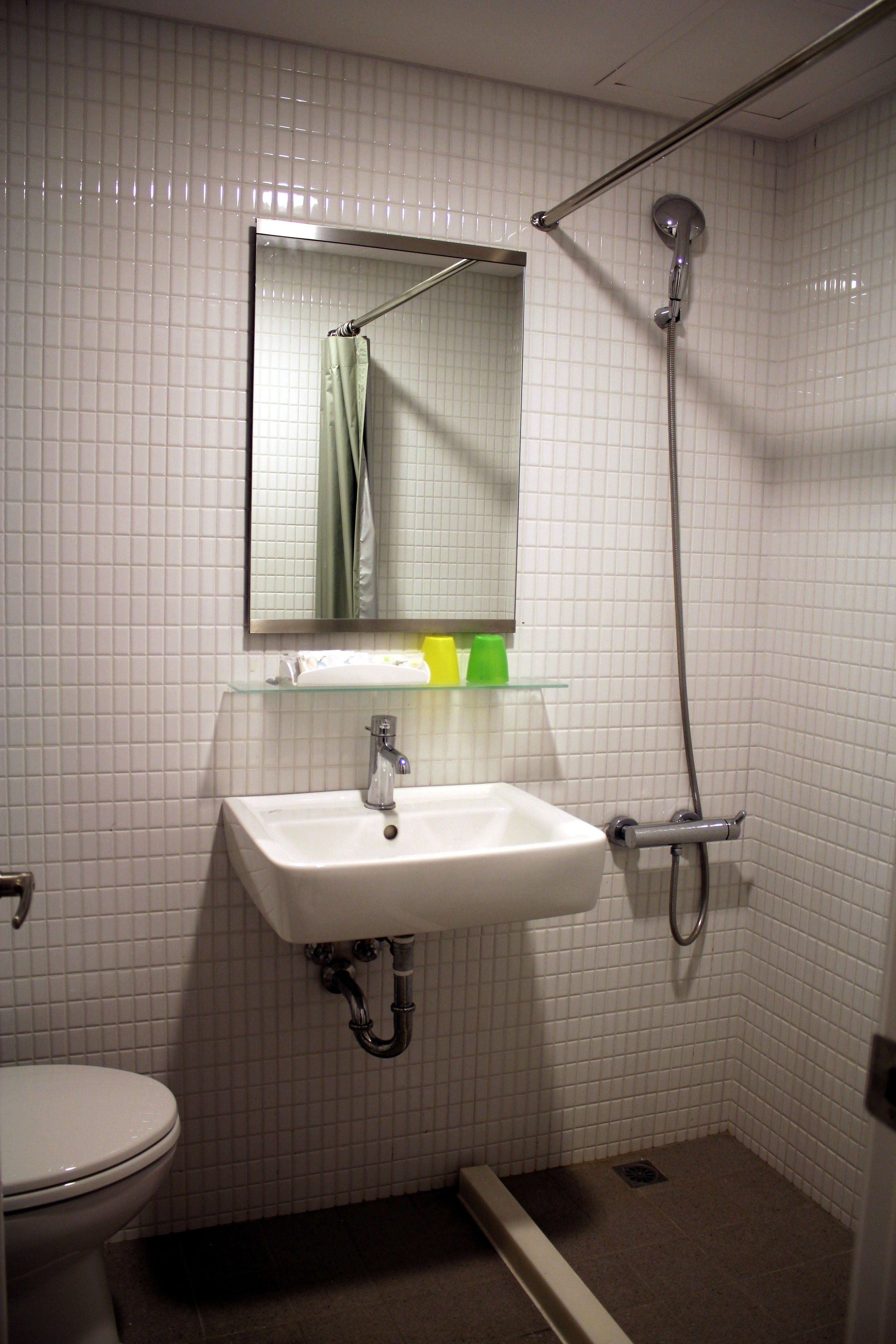 quadruple room, no windows (無早餐) | bathroom | shower, rainfall showerhead, free toiletries