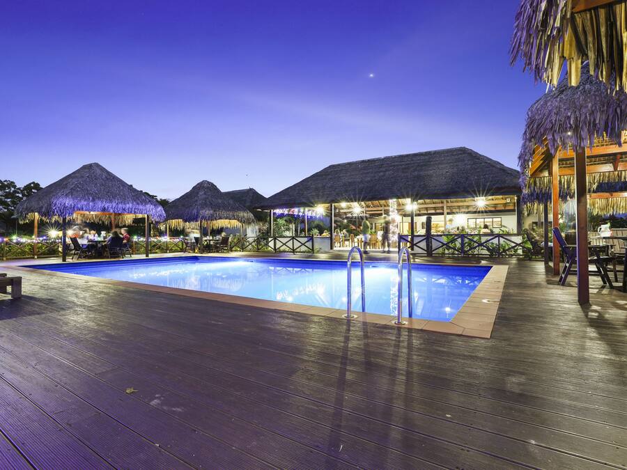 Kolam renang outdoor, dengan kursi berjemur