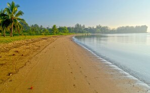 On the beach, beach towels, snorkeling, kayaking - Beachfront Resort (Luganville)