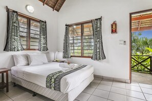 Dolphin Ocean Room - Beachfront Resort (Luganville)