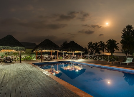 Piscine extérieure, chaises longues. Beachfront Resort