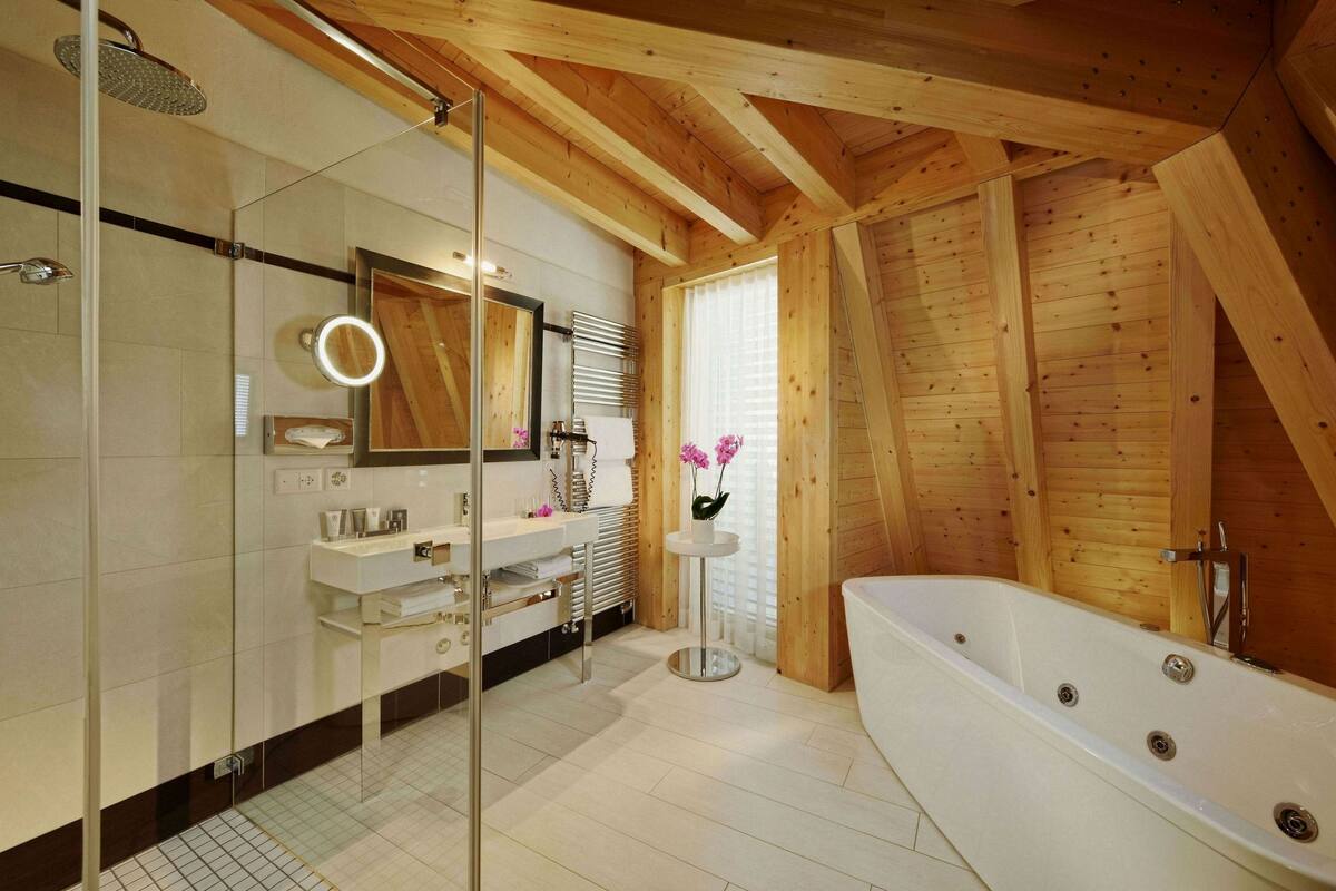 whymper suite | bathroom | combined shower/bathtub, deep-soaking bathtub, designer toiletries