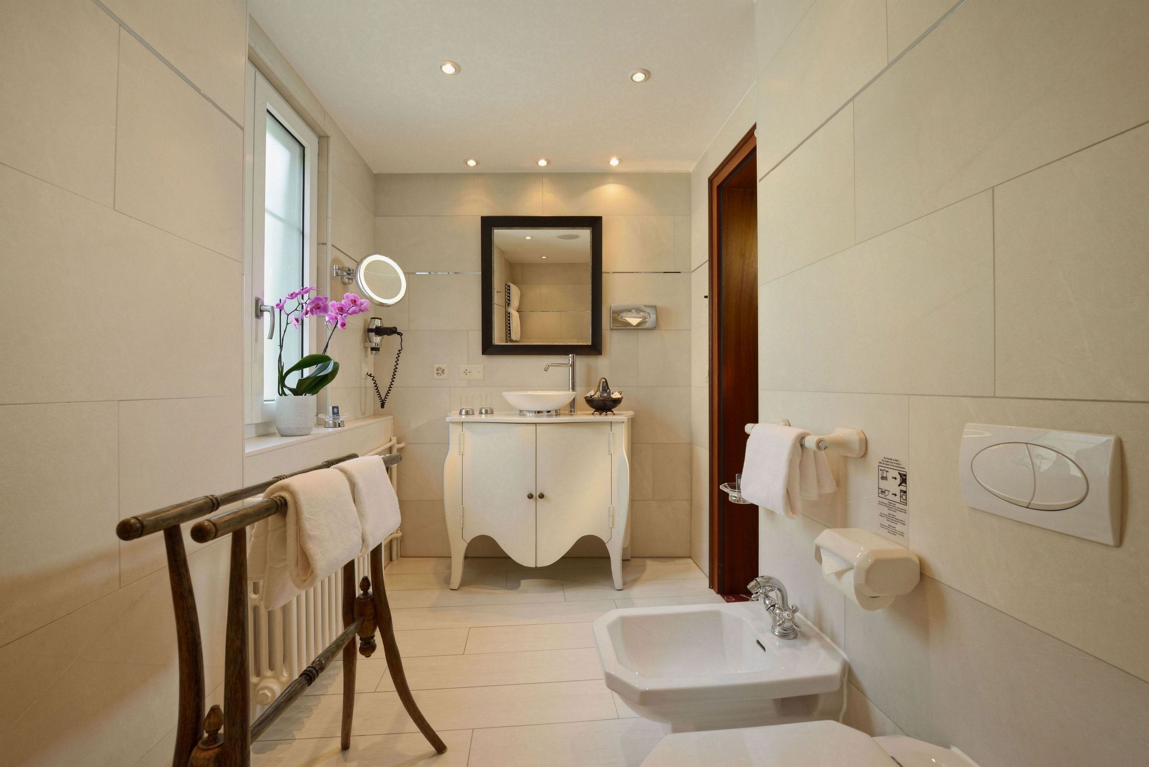 enzian superior double room | bathroom | combined shower/bathtub, deep-soaking bathtub, designer toiletries