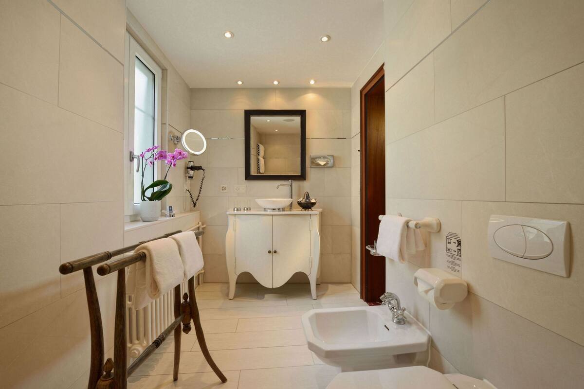 enzian superior double room | bathroom | combined shower/bathtub, deep-soaking bathtub, designer toiletries