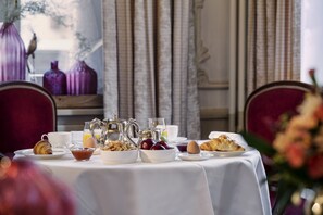 Petit déjeuner buffet (30 CHF par personne)