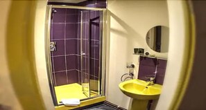 Douche, articles de toilette gratuits, sèche-cheveux