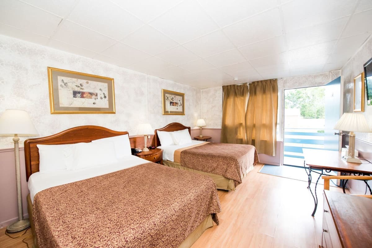 Phòng đôi, 2 giường cỡ queen, bếp nhỏ | Bộ trải giường bằng vải cotton Ai Cập, minibar, bàn, màn/rèm cản sáng 