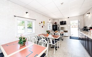 Interior entrance - Niagara Parkway Court Motel (Niagara Falls)