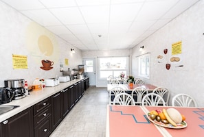 Breakfast area - Niagara Parkway Court Motel (Niagara Falls)