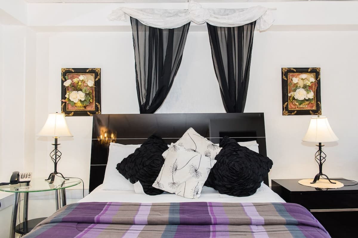 Phòng Deluxe, 1 giường cỡ queen, bồn tắm thủy lực | Bộ trải giường bằng vải cotton Ai Cập, minibar, bàn, màn/rèm cản sáng 