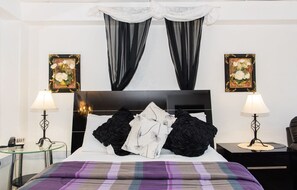Deluxe Room, 1 Queen Bed, Jetted Tub