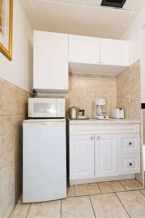 Mini-refrigerator - Niagara Parkway Court Motel (Niagara Falls)