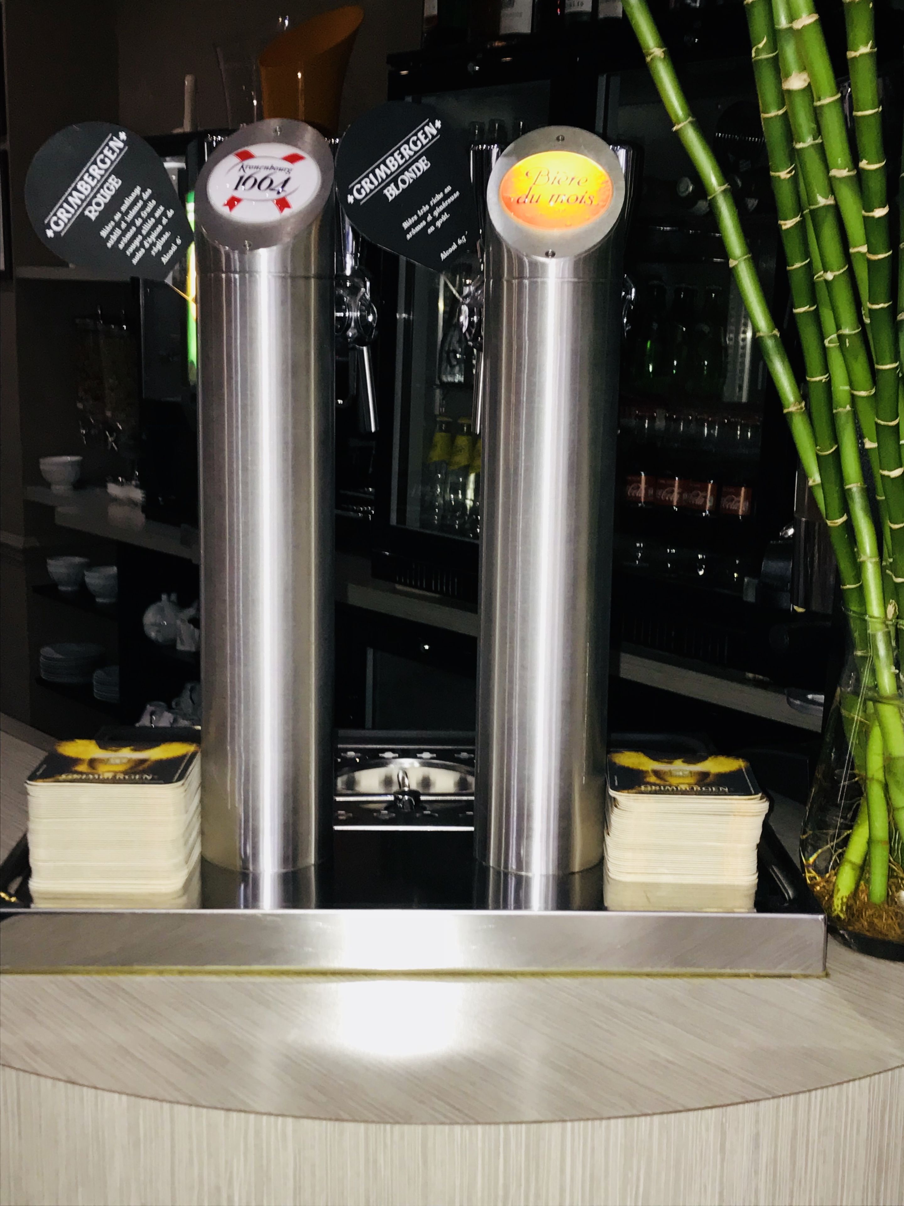 A bar area with three beer taps labeled 'CRIMBERGEN ROUGE', 'CRIMBERGEN BLOND', and 'PIERE du Bois'.
