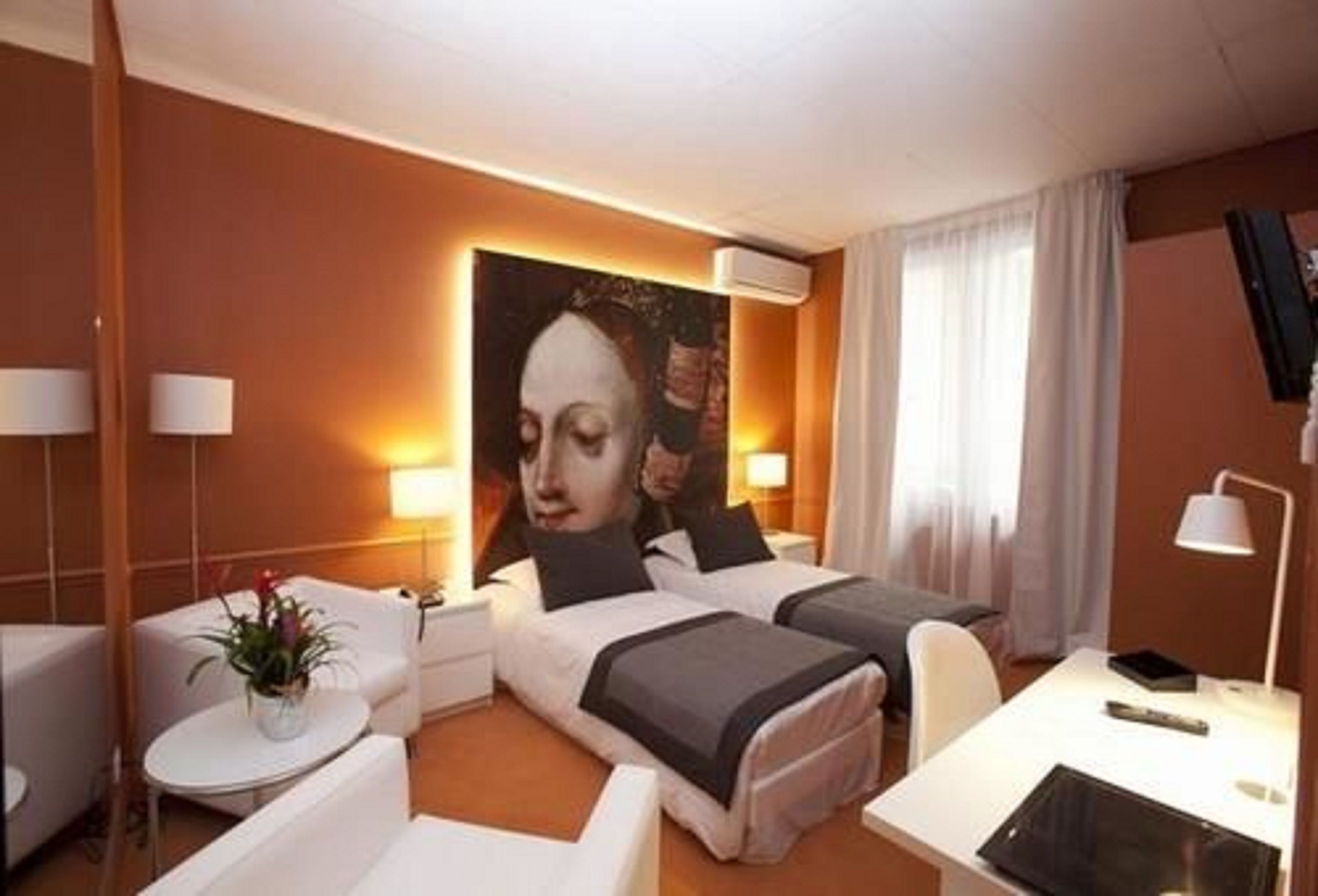 エジプト綿のシーツ、羽毛の掛け布団、客室ごとに異なる装飾、デスク