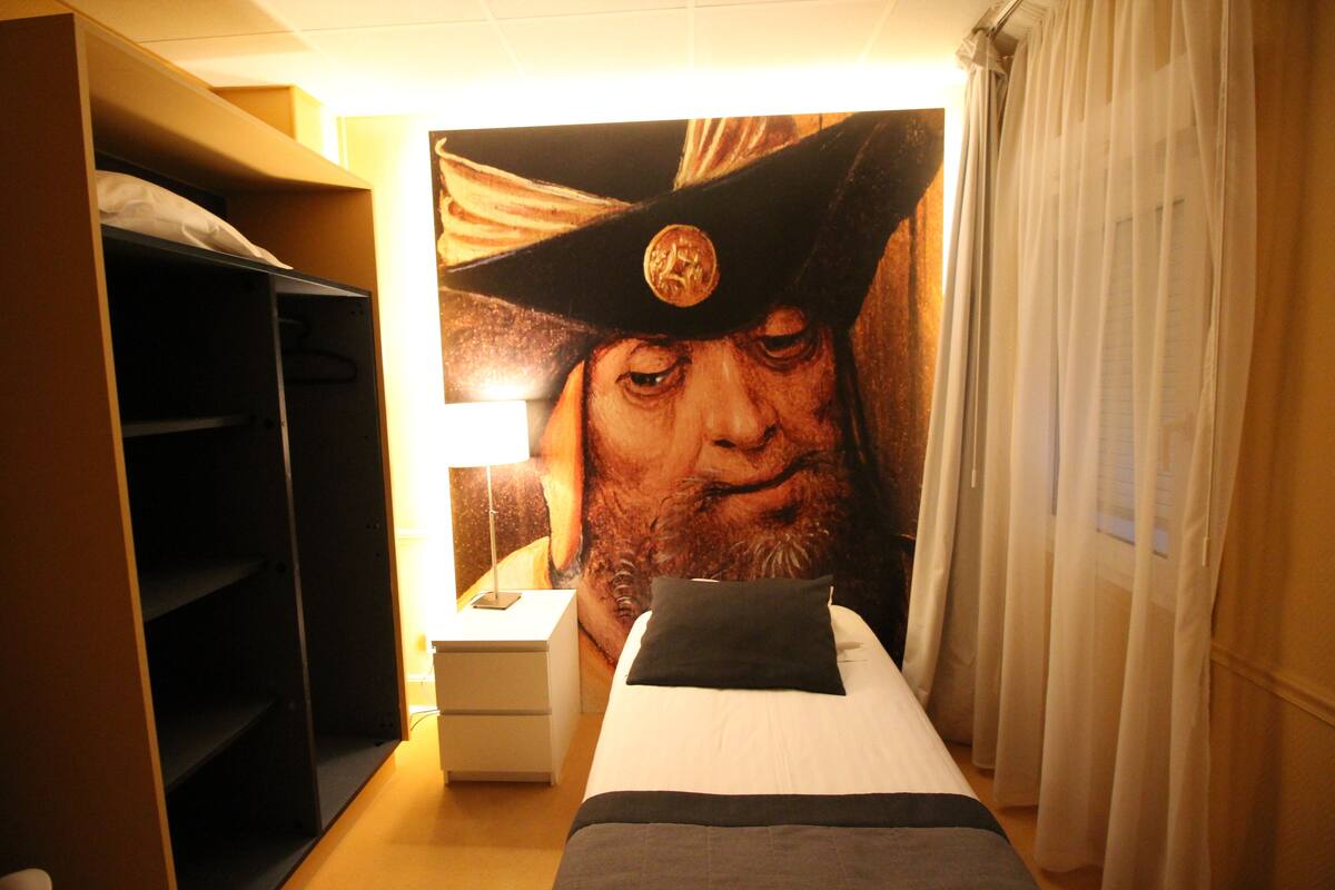 Habitación básica, 1 cama individual | Sábanas de algodón egipcio, edredón, escritorio y cortinas blackout