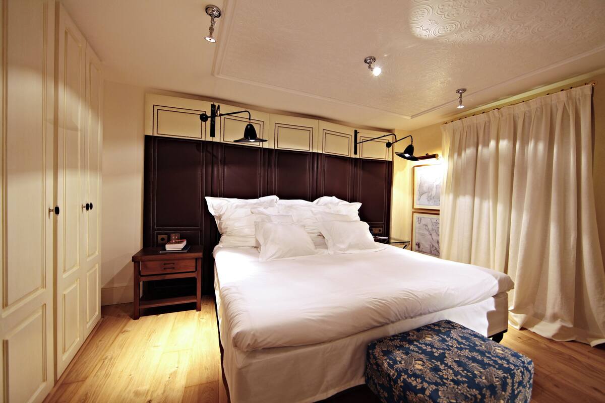 Bộ đồ giường kháng dị ứng, chăn bông, minibar, két bảo mật tại phòng 