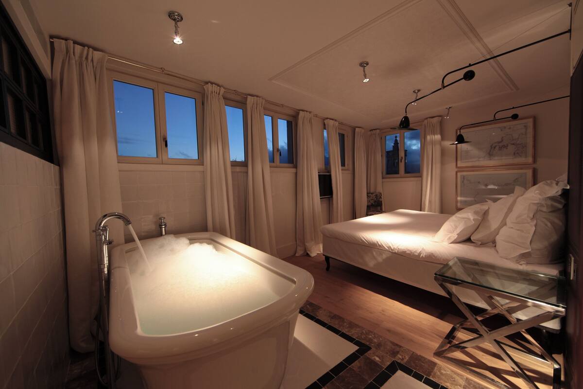 luxury suite (island) | bathroom | free toiletries, hair dryer, bathrobes, slippers