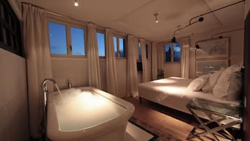 Suite de lujo (Island) | Baño | Amenidades de baño gratuitas, secadora de cabello, batas, pantuflas