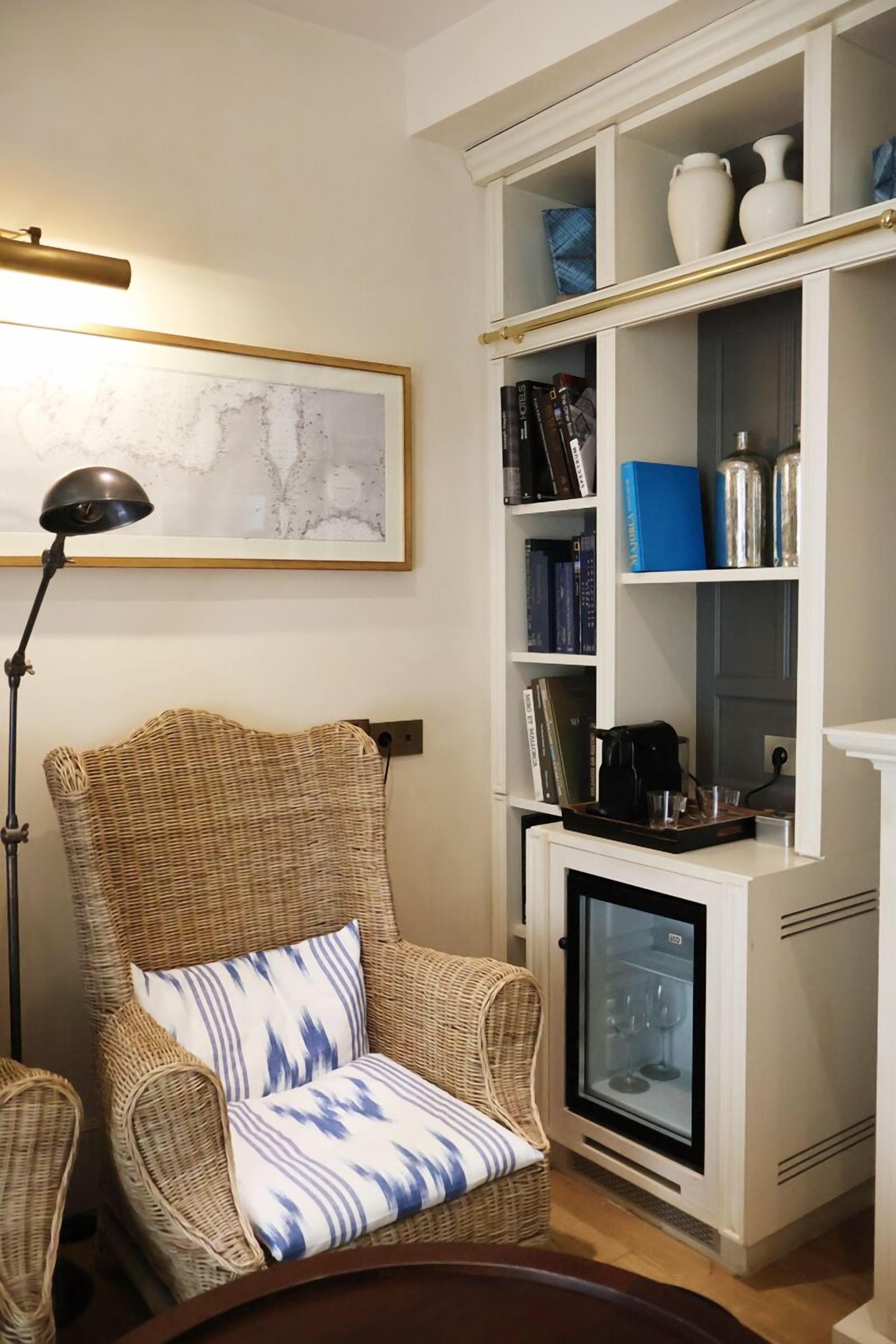 32-inch flat-screen tv with digital channels, tv