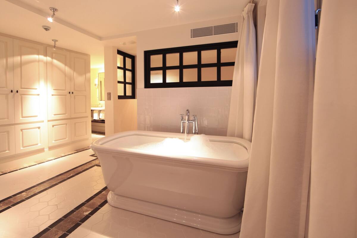 luxury suite (island) | bathroom | free toiletries, hair dryer, bathrobes, slippers