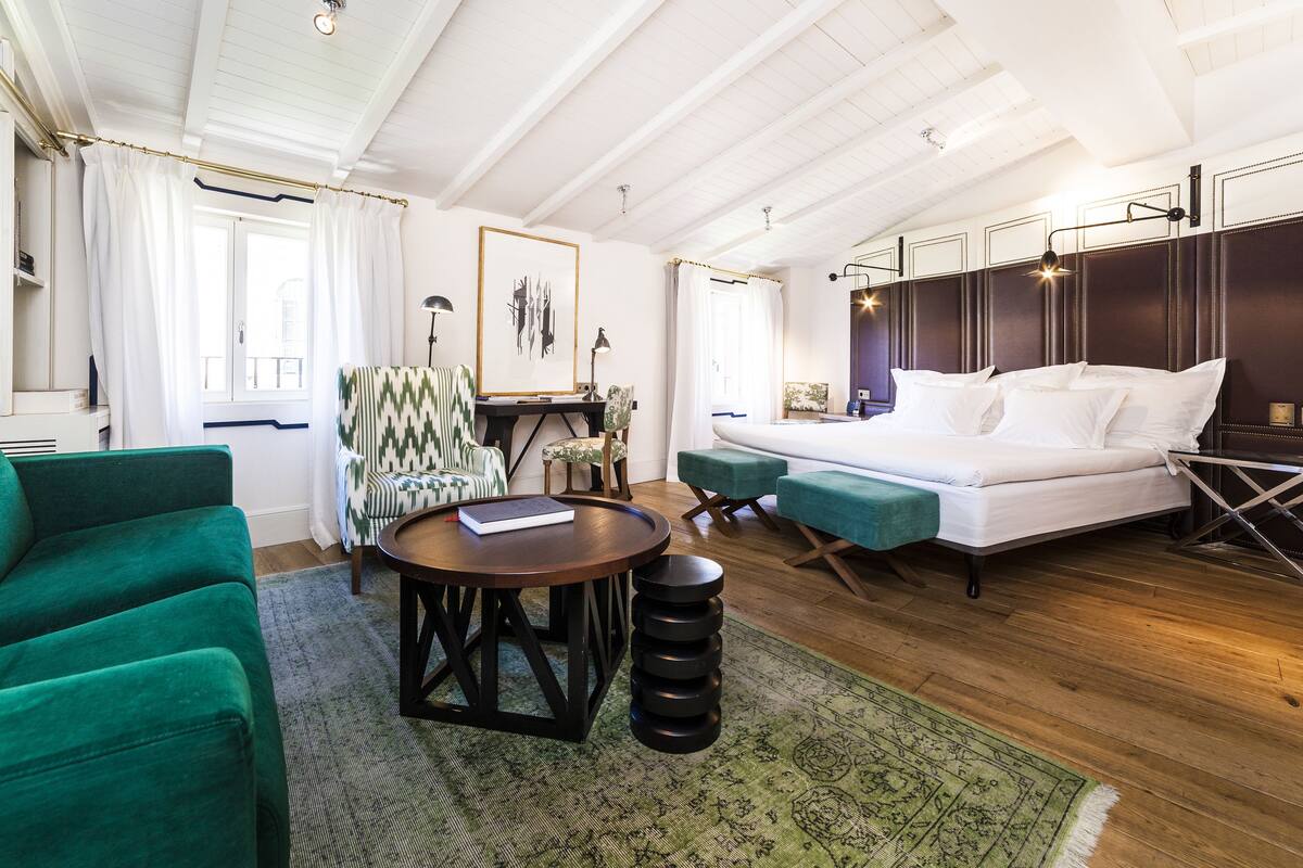 junior suite (plaça) | 1 bedroom, premium bedding, down duvets, minibar