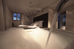 Luxury Suite (Island) | Hypo-allergenic bedding, down comforters, minibar, in-room safe - Hotel Cort (Palma de Mallorca)