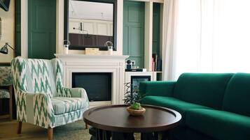 Allergitestet sengetøy, dundyner, minibar og safe på rommet