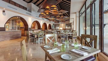 6 restaurants; breakfast, lunch, and dinner served
