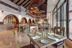 6 restaurants; breakfast, lunch, and dinner served