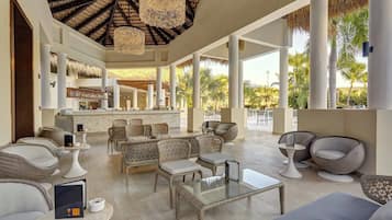 7 bars/lounges, 3 poolside bars