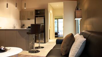 Standard-Apartment, Nichtraucher, Küche (1 bedroom Apartment) | Wohnbereich | LED-Fernseher