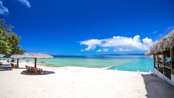 Playa privada, playa de arena blanca, camastros y toallas de playa 