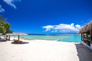 Playa privada, arena blanca, sillas reclinables de playa