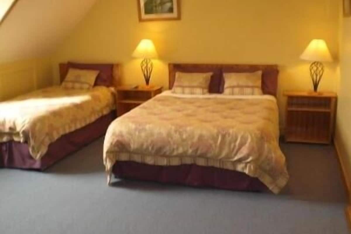 Triple Room, Ensuite | Desk, iron/ironing board, free WiFi, bed sheets