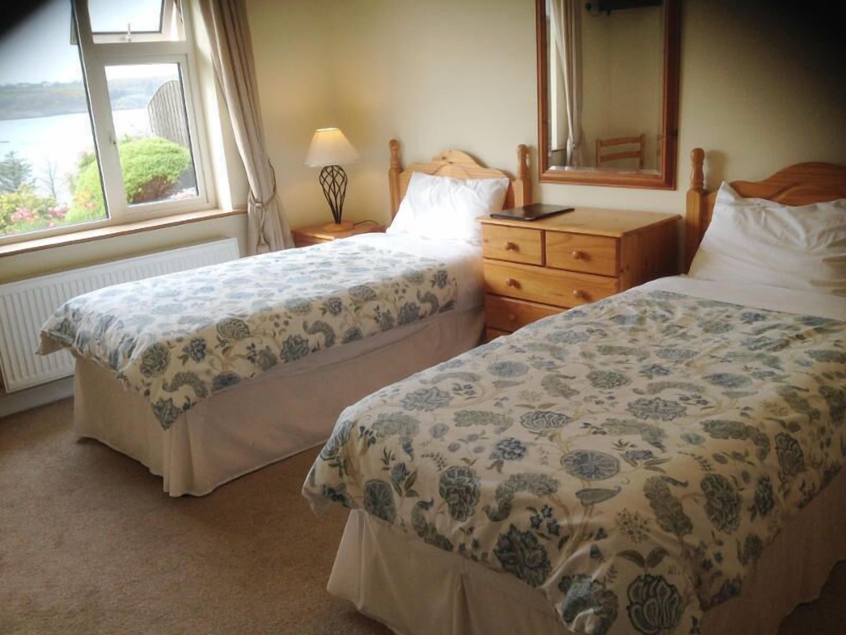 Twin Room, Ensuite | Desk, iron/ironing board (on request), WiFi (free), bed sheets