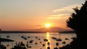 A marina with multiple boats anchored during sunset. - Channel View Bed & Breakfast (Baltimore)