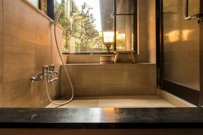 Separate bathtub and shower, free toiletries, electronic bidet, towels - Yamagaso (Hakone)