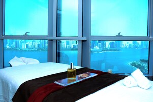 Habitación de hotel con un ventanal que ofrece vistas de la ciudad.