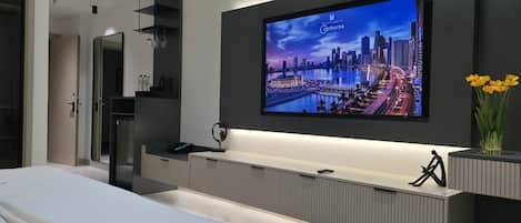 Premium Room, 1 King Bed | Hypo-allergenic bedding, minibar, in-room safe, individually decorated