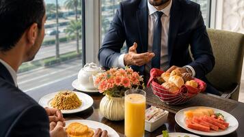 3 restauranter: frokost, lunsj og middag serveres