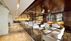 3 restoran; melayani sarapan, makan siang, dan makan malam